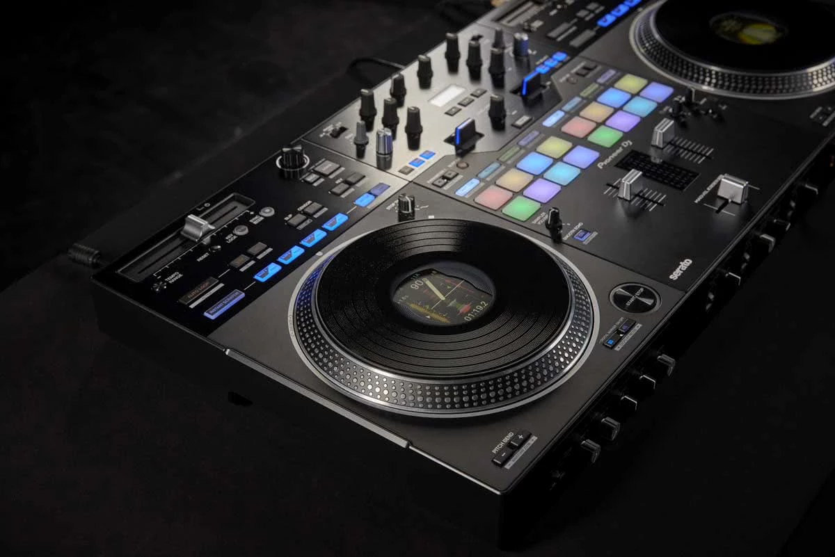 pioneer-dj-ddj-rev7-lifestyle-2