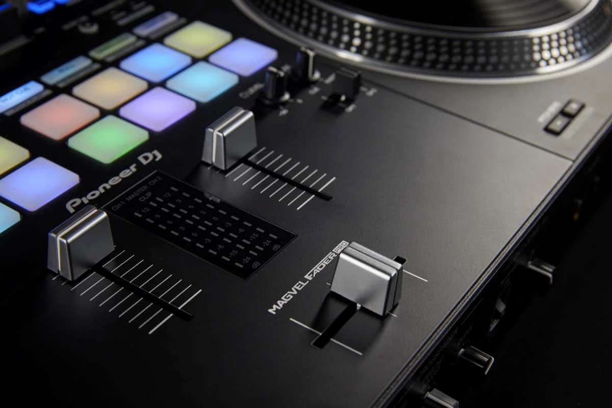 pioneer-dj-ddj-rev7-lifestyle-4