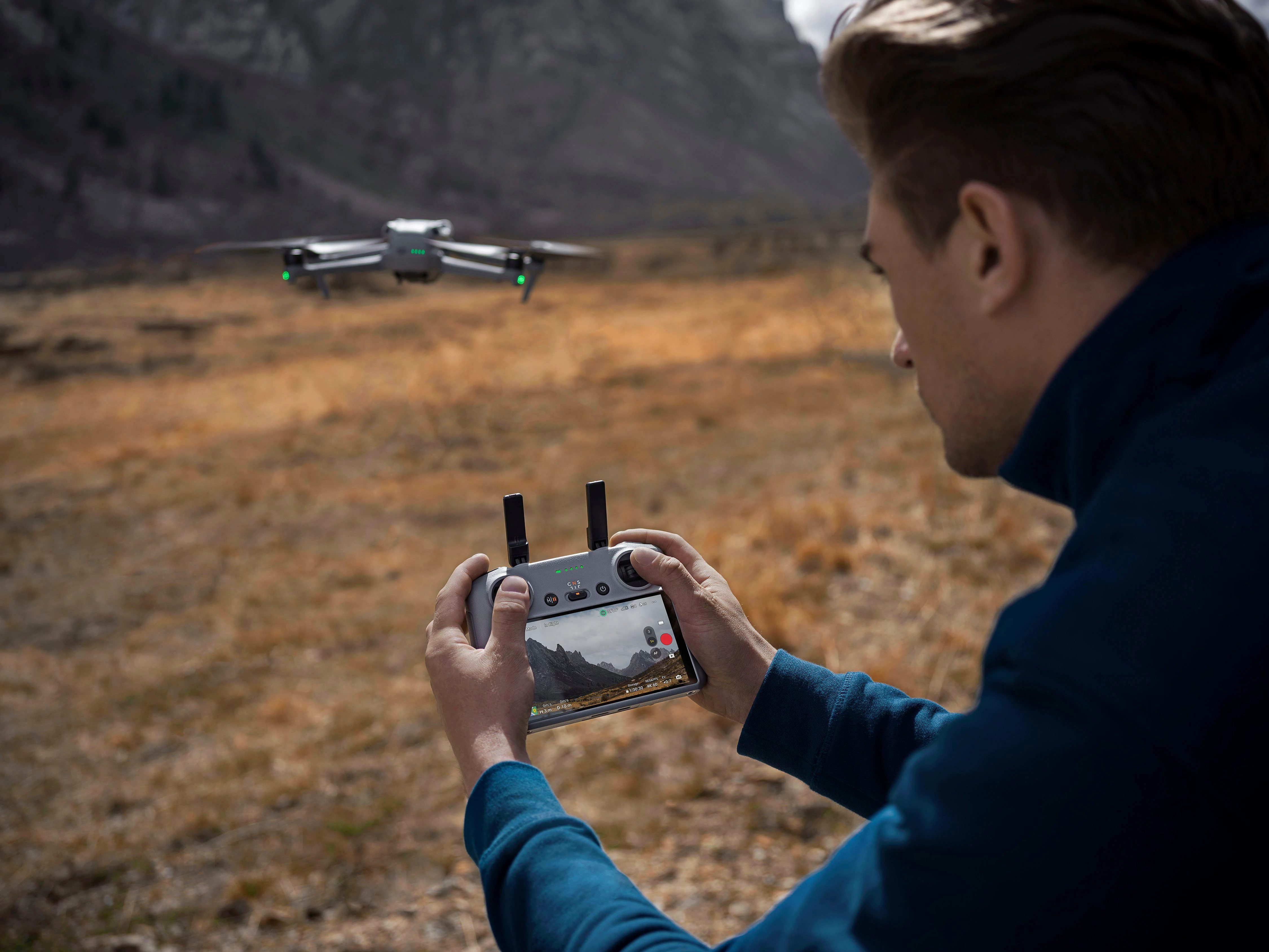 DJI Air 3 Fly More Combo  Drohne (4K Ultra HD, DJI RC 2 Fernsteuerung, 3 Akkus