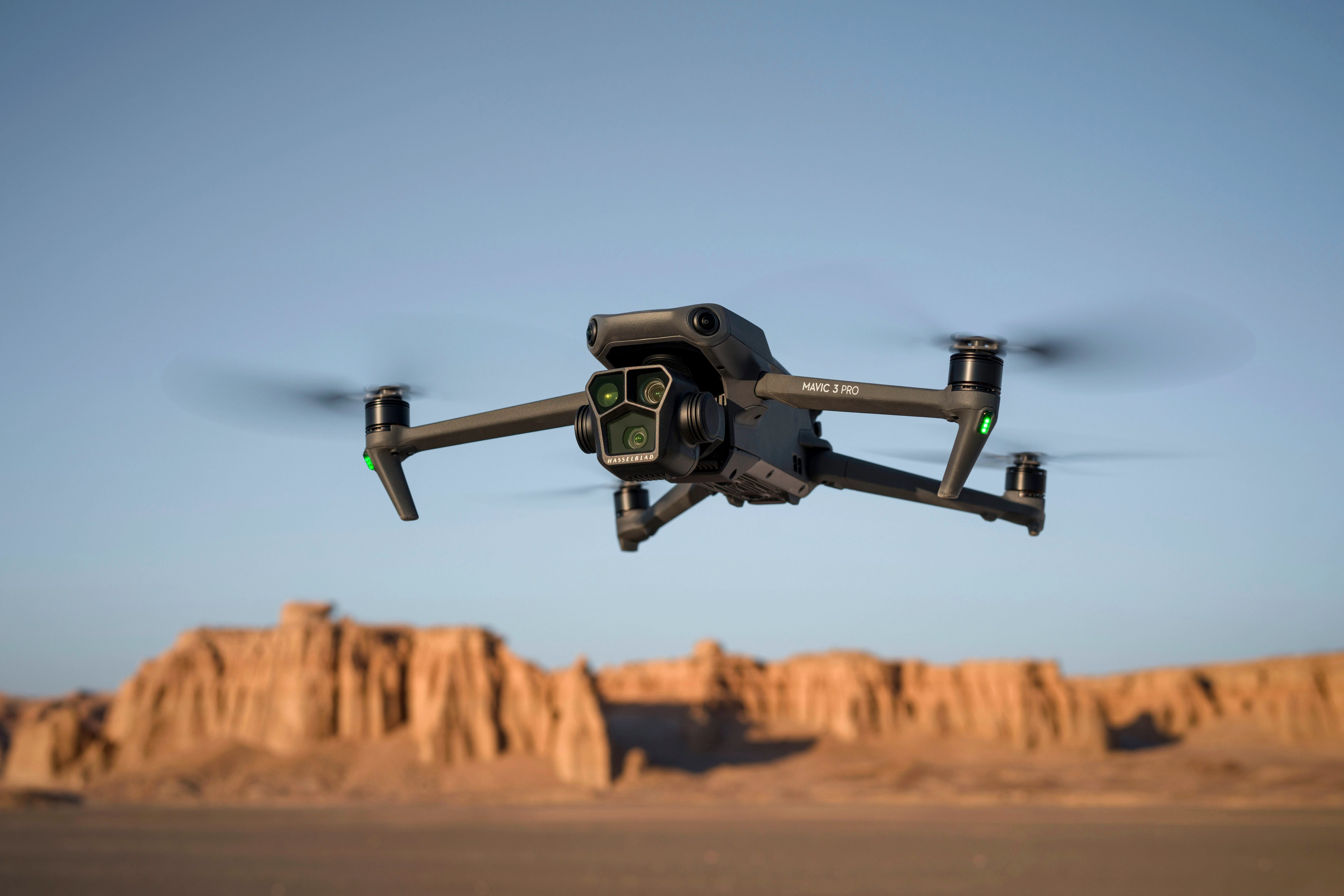 DJI Mavic 3 Pro Fly More Combo  Drohne (5,1K, DJI RC Fernsteuerung, 3 Akkus