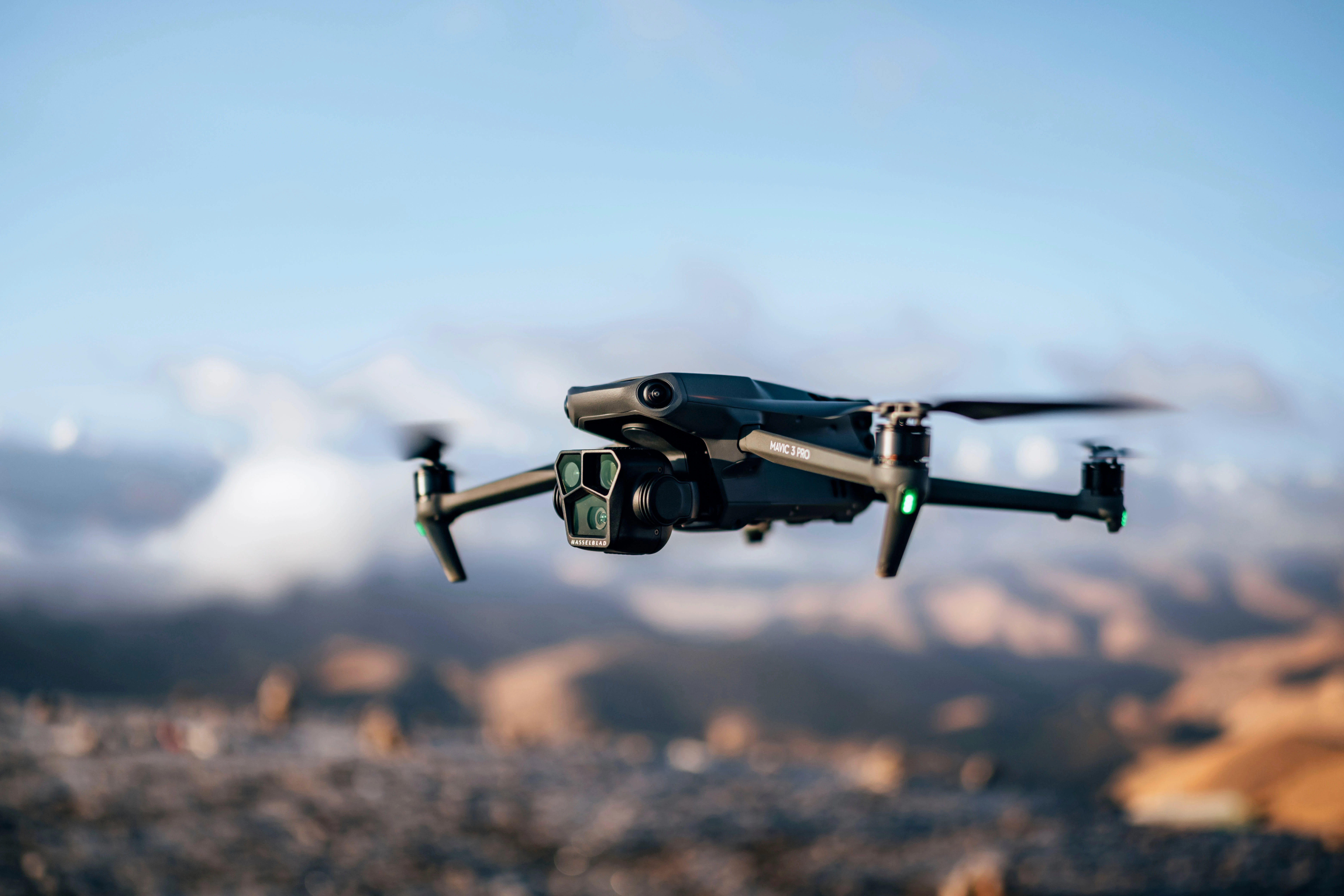 DJI Mavic 3 Pro Fly More Combo  Drohne (5,1K, DJI RC Fernsteuerung, 3 Akkus